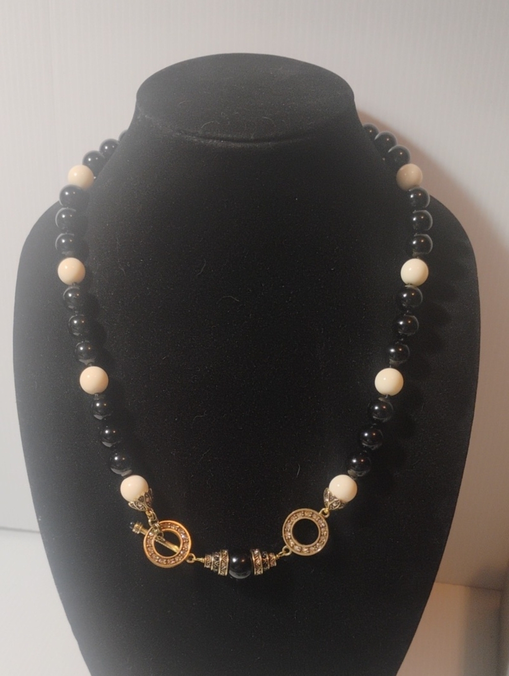 Heidi Daus "Let Me Count The Ways" 22-1/2" Toggle Necklace Black & White Beads - Picture 4 of 4